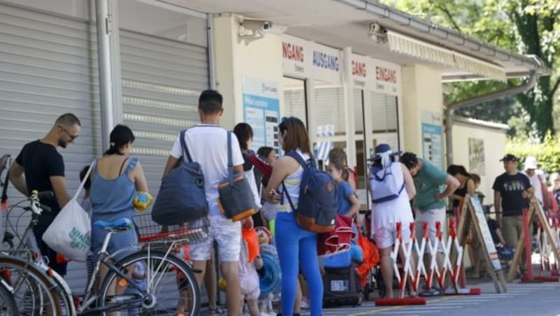 Im Leopoldskroner Freibad tummelten sich bereits am Samstag Vormittag zahlreiche Gäste vor der Kasse - alle brav mit Abstand (Bild: Tschepp Markus)