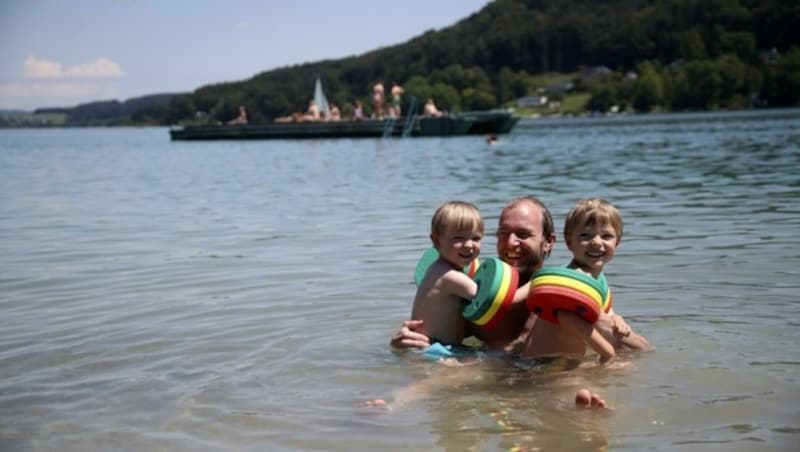 Johannes genießt mit seinen Jungs Lukas (5) und Tobias (3) Badespaß in Mattsee (Bild: Tröster Andreas)