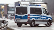 In Deutschland hat ein 21-Jähriger einen Linienbus gestohlen und sich eine längere ...