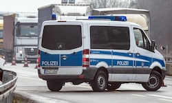 In Deutschland hat ein 21-Jähriger einen Linienbus gestohlen und sich eine längere ...