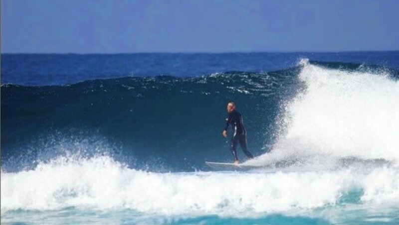 Der Oberösterreicher Daniel Schwandl verdient in Fuerteventura als Surflehrer sein Geld. (Bild: privat)