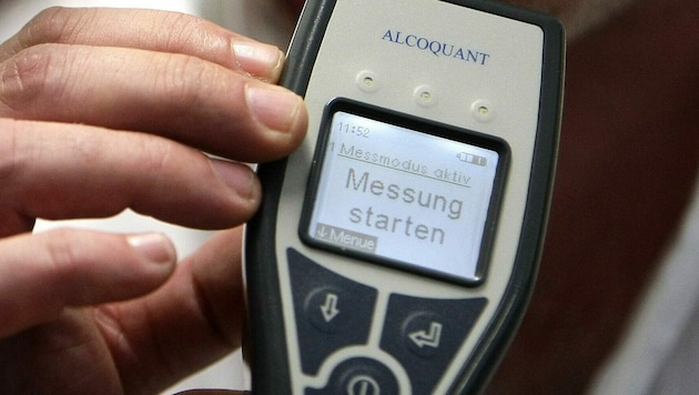 A 19-year-old driver in an accident tested positive for alcohol (symbolic image). (Bild: APA/HANS KLAUS TECHT)