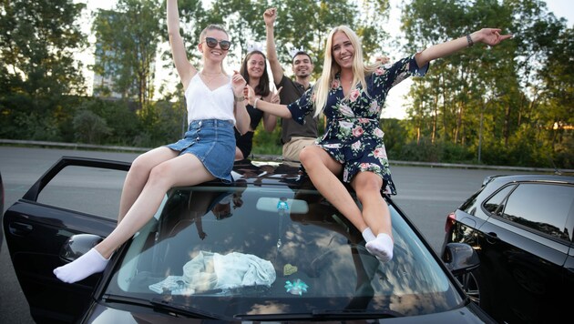 Die moderne Party steigt am Auto – der Jugend gefällt’s (Bild: Doris Wild)