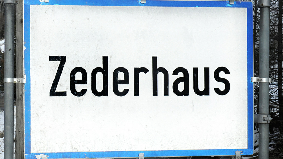 Im Bild die echte Ortstafel von Zederhaus. Die "Fälschung" stand kurzzeitig in Tamsweg. (Bild: Roland Holitzky)