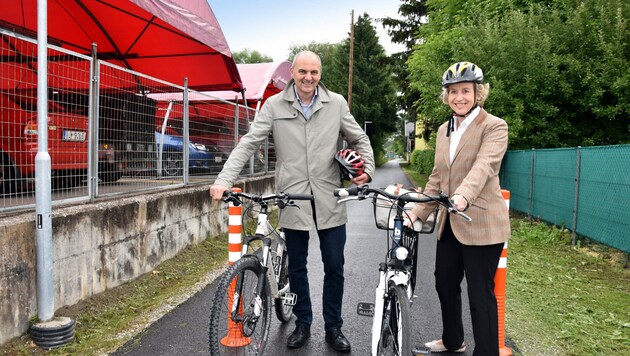 Bürgermeisterin Dr. Eva Maria Posch und Ing. Peter Angerer, Leiter des Stadtbauamts, beim Lokalaugenschein des neuen Radwegabschnitts. (Bild: Stadt Hall in Tirol)