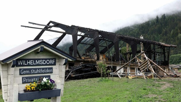 Der Stall der Familie Höller brannte am Samstagnachmittag völlig ab. (Bild: Roland Hölzl)