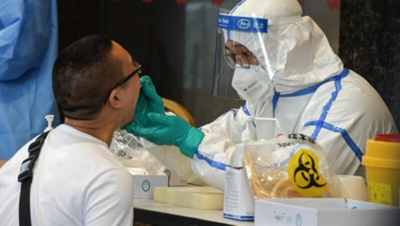 Dieser Mann war kürzlich in Peking und lässt sich auf das Coronavirus testen. (Bild: AFP )