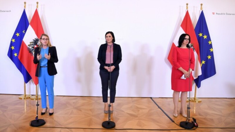 Wirtschaftsministerin Margarete Schramböck (ÖVP), Landwirtschaftsministerin Elisabeth Köstinger (ÖVP) und Staatssekretärin Andrea Mayer (Grüne) vor Beginn der Regierungsklausur in Wien (Bild: APA/ROLAND SCHLAGER)