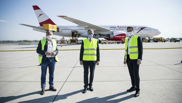 Am Ostersonntag ist der erste Flieger der Austrian Airlines mit Schutzkleidung direkt am Flughafen in Linz-Hörsching gelandet. (Bild: Foto Land OÖ/Max Mayrhofer)