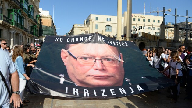 Ein Banner mit dem Gesicht von Lawrence Cutajar bei einer Demo in Malta: Die Demonstranten fordern Gerechtigkeit für Daphne Caruana Galizia. (Bild: AFP)