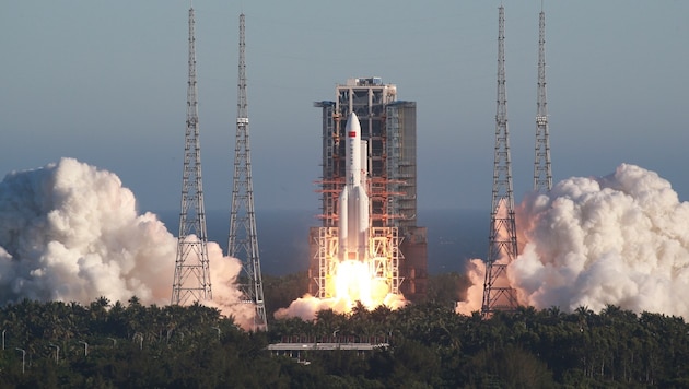 Eine „Langer Marsch 3“-Rakete beim Start (Symbolbild) (Bild: ASSOCIATED PRESS)