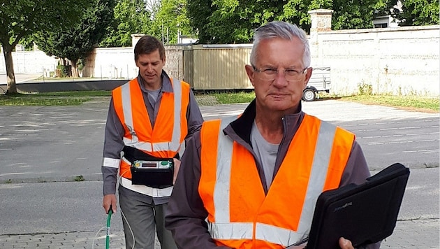 Karl Kamper (vorne) und sein Kollege Alexander Kucher beim „Gasspüren“. (Bild: Energie Burgenland)