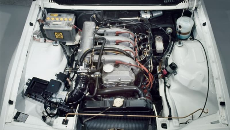 Der 144 PS starke 2,4-Liter-Vierzylindermotor mit Vierventiltechnik und zwei obenliegenden Nockenwellen des Opel Manta 400 (Bild: Opel)