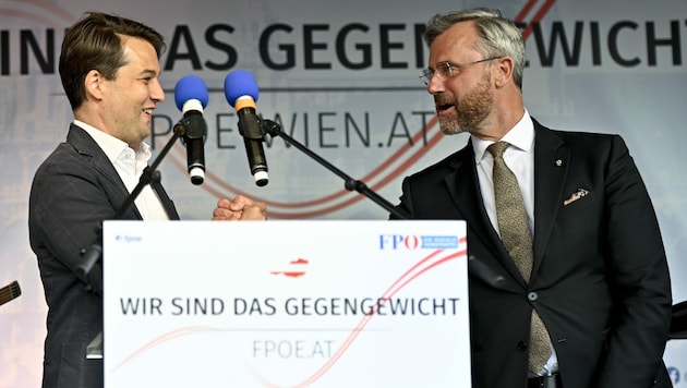 FPÖ-Landesparteiobmann Dominik Nepp und Bundesparteiobmann Norbert Hofer bei der FPÖ-Wien-Kundgebung „Wir sind das Gegengewicht“ (Bild: APA/HERBERT NEUBAUER)