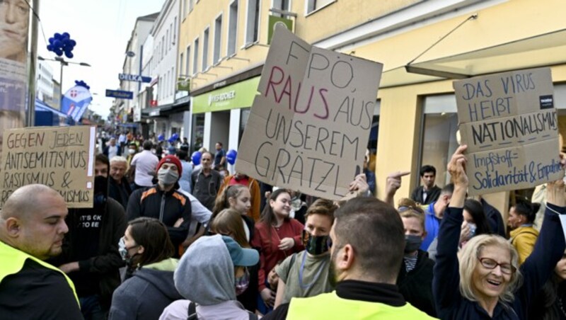 Gegendemonstranten (Bild: APA/HERBERT NEUBAUER)