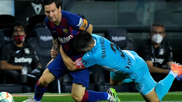 Messi gegen Unai Bustinza. (Bild: AFP /Lluis Gene)