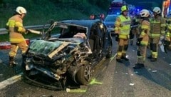 Das Auto der 23-jährigen Lenkerin wurde komplett zerstört. (Bild: Freiwillige Feuerwehr Eben im Pongau)