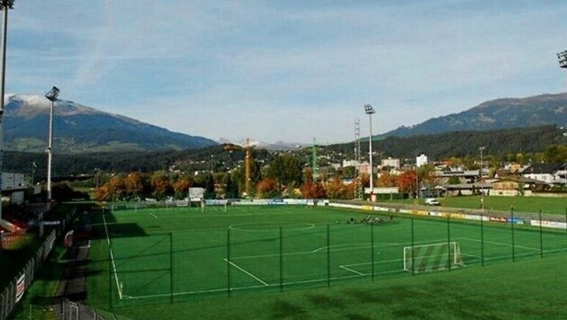 Der Spielrasen des Goldeck-Stadions ist derart in die Jahre gekommen, was auch den Fußballern das Spielen erschwert. Die Stadt will im Herbst mit der ersten Bauphase des neuen Kunstrasens beginnen. (Bild: Sportzentrum Spittal )