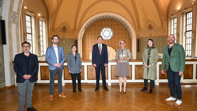In der ehemaligen Synagoge gaben Matthias Stadler und Johanna Mikl-Leitner (M.) den Startschuss für das Kulturjahr 2024. (Bild: NLK Pfeiffer)