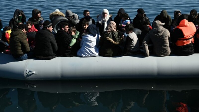 Migranten vor der Insel Lesbos (Bild: APA/AFP/ARIS MESSINIS)