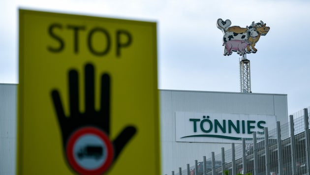 Die Zentrale des Fleischkonzerns Tönnies in Rheda-Wiedenbrück (Bild: APA/AFP/SASCHA SCHUERMANN)