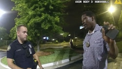 Rayshard Brooks im Gespräch mit jenem Polizisten, aus dessen Dienstwaffe wenig später die tödlichen Schüsse abgefeuert wurden (Bild: AP)