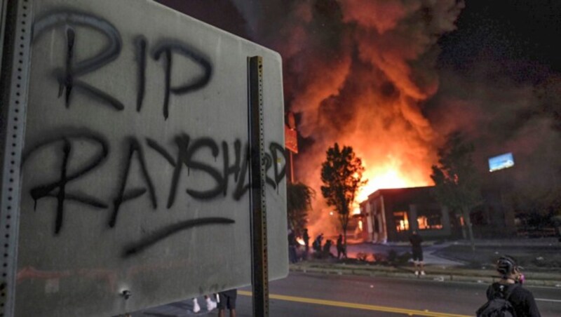 „Ruhe in Frieden, Rayshard“: Wut und Trauer paaren sich derzeit in den USA, das Fast-Food-Restaurant wurde nach den tödlichen Schüssen von Demonstranten niedergebrannt. (Bild: AP)