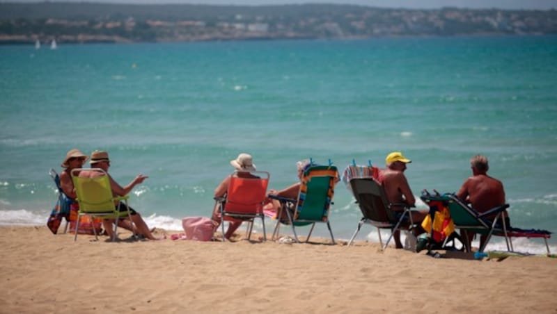 Die ersten Touristen haben die Strände von Mallorca schon bevölkert. (Bild: AP)