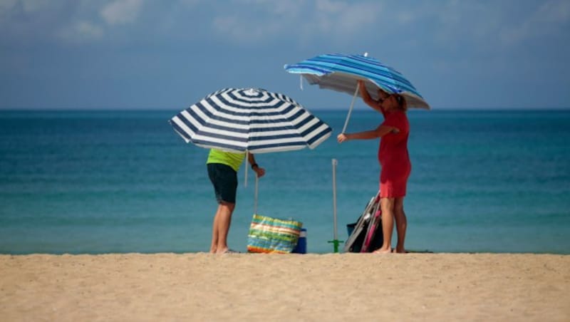 Am Strand von Palma de Mallorca haben Touristen derzeit noch genügend Platz zur Verfügung. (Bild: AP)