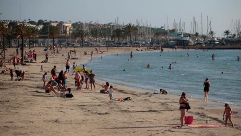 So wenig Menschen sind um die Jahreszeit selten an den Stränden Mallorcas zu finden. (Bild: AP)