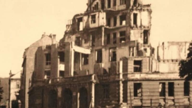 Im Jahr, in dem der Zweite Krieg endete, 1945, wurde dieses Bild aufgenommen: Es zeigt die von Bomben zerstörte Wirtschaftskammer. Sie musste neu gebaut werden. (Bild: AAvK)