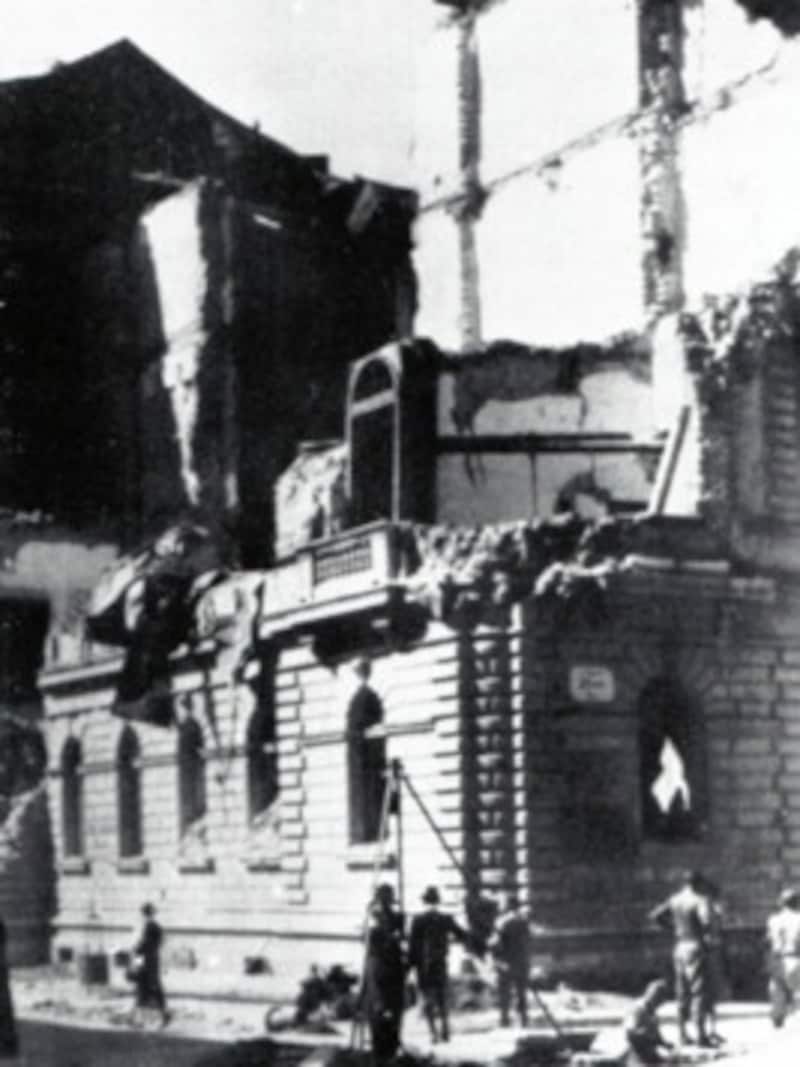 Dieses Bild zeigt eine derart zerstörte Filiale der Kärntner Sparkasse - und zwar jene in der Bahnhofstraße, die Ecke Alter Platz. (Bild: TAÖ/AAvK)