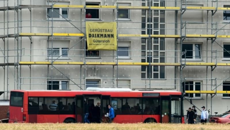 Schlachthof-Angestellte vor ihrer Unterkunft in Verl (Nordrhein-Westfalen) (Bild: APA/AFP/INA FASSBENDER)