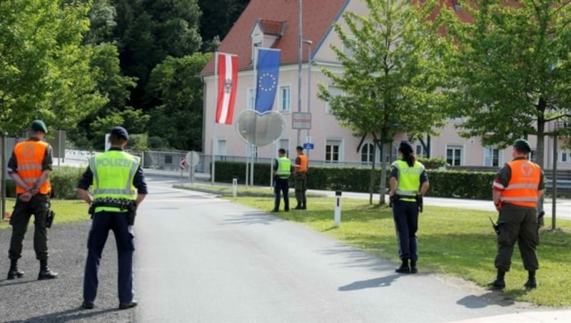 Polizei und Bundesheer führen die Grenzkontrollen gemeinsam durch. (Bild: LPD Stmk/Heimgartner)