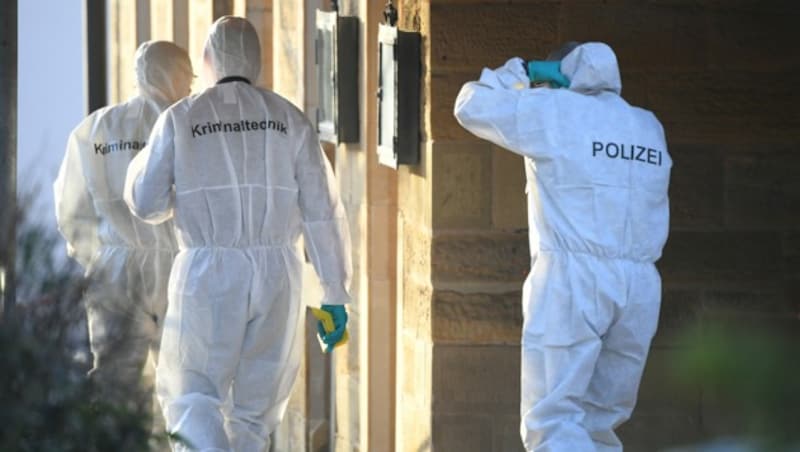 Symbolfoto: Die Spurensicherung der deutschen Polizei im Einsatz (Bild: APA/dpa/Sebastian Gollnow)