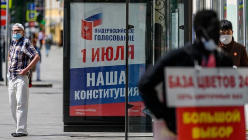 Fassade westlicher Wahlwerbung in Moskau: „Es geht am 1. Juli um unser Land“ – allerdings fehlt die Opposition, die aufzeigen könnte, dass es um Putin geht. (Bild: AFP)