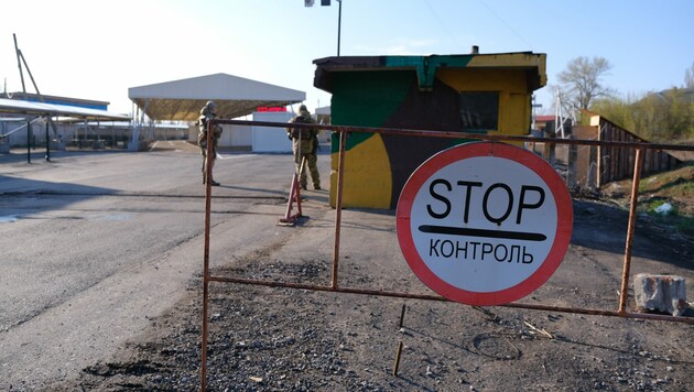 Ukrainische Soldaten stehen Wache in der ostukrainischen Stadt Donezk. (Bild: AFP)