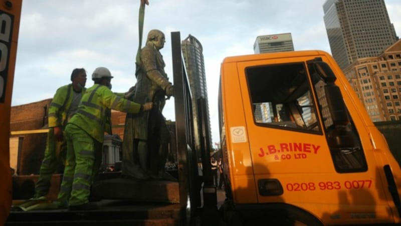 In London wurde die Statue eines Sklaventreibers abmontiert. (Bild: AP)