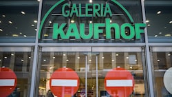 Die Galeria-Filialen in Bayreuth, Erlangen, Oldenburg, Rostock und Leipzig müssen doch nicht schließen. Deren Vermieterinnen und Vermieter haben Zugeständnisse gemacht. (Bild: Ina Fassbender/AFP)