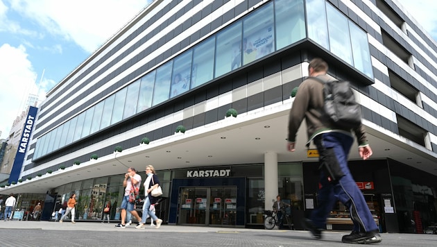 Kritiker warfen Benkos Holding vor, sich lediglich für die Immobilien der deutschen Warenhauskette Galeria Karstadt Kaufhof zu interessieren. (Bild: APA/dpa/Arne Dedert)