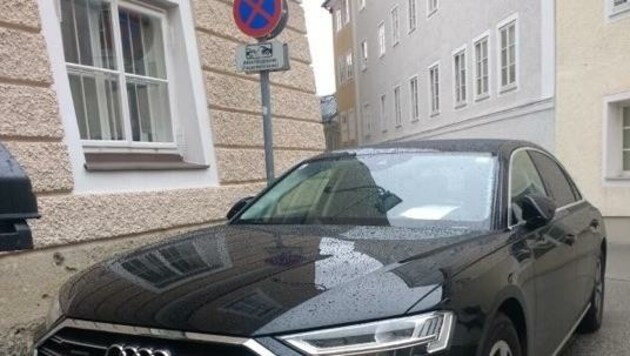 Der Dienstwagen von Ministerin Susanne Raab parkte neben dem Verbotsschild. (Bild: Antonio Lovric)