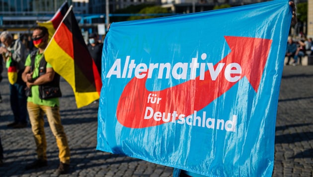Mayıs ayında Münster'deki Kuzey Ren-Vestfalya Yüksek İdare Mahkemesi, Federal Anayasayı Koruma Dairesi'nin AfD'yi şüpheli aşırı sağcı parti olarak sınıflandırabileceğine ve izlemeye devam edebileceğine karar vermişti. (Bild: APA/AFP/STRINGER)