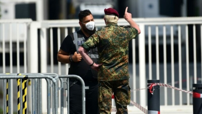 Mittlerweile assistiert die Bundeswehr bei den Massentests der Tönnies-Angestellten. (Bild: APA/AFP/Ina FASSBENDER)