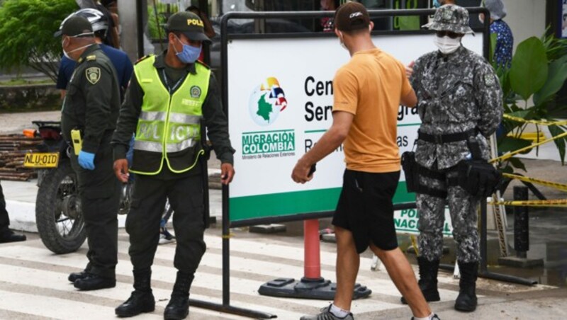 Ein Mann überquert die Grenze zwischen Brasilien und Kolumbien im Amazonas. Die Landgrenze zwischen den beiden Ländern wird seit dem Ausbruch der Corona-Krise streng überwacht. (Bild: AFP)