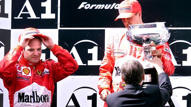 Michael Schumacher (GER), Rubens Barrichello (BRA) und der damalige Bundeskanzler Wolfgang Schüssel, bei der Siegerehrung. (Bild: GEPA)