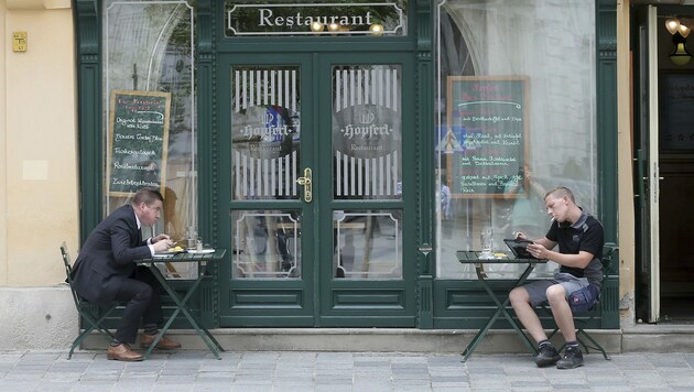 Laut Informationen des AMS schöpfen heimische Unternehmen die Kurzarbeit nur zur Hälfte aus. (Bild: AP)