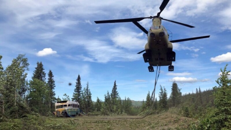 Ein Hubschrauber der Alaska Army National Guard bei der Bergung des Bus-Wracks. (Bild: APA / AFP PHOTO / Alaska Army National Guard / Sgt. Seth LACOUNT)