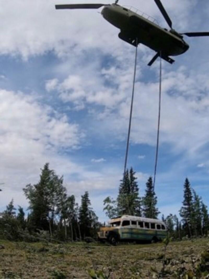 Ein Helikopter hebt den Bus hoch. (Bild: APA/Sgt. Seth LaCount/Alaska National Guard via AP)