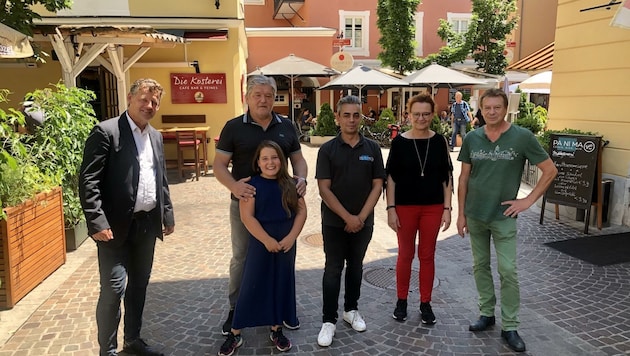 Stadtrat Scheider mit Vertretern der ansässigen Lokale. (Bild: Rosenzopf Christian)