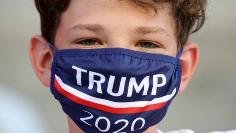 Ein Bub mit Trump-Maske (Bild: APA/Getty Images via AFP/GETTY IMAGES/WIN MCNAMEE)